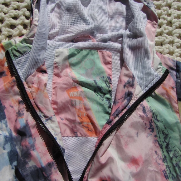 Garage Windbreaker - Picture 2 of 3